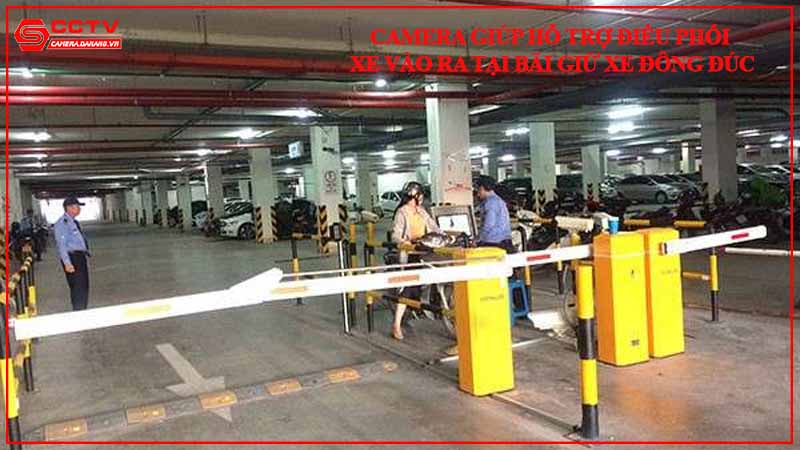 camera-giup-ho-tro-dieu-phoi-xe-vao-ra-tai-bai-giu-xe-dong-duc