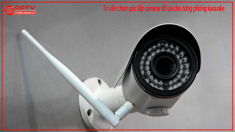 camera-giup-kiem-soat-gio-ra-vao-cua-khach-va-nhan-vien-1